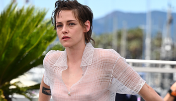 Din nou, Kristen Stewart a încălcat codul vestimentar de la Cannes. Apariția rebelă de pe covorul roșu, cu teniși și pantaloni scurți