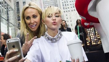 Miley Cyrus, copia fidela a mamei ei. Cum arata si cum a fost surprinsa femeia pe care o blameaza toti parintii