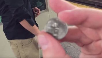 Pare ireal! Un magician orb a primit o moneda de la un trecator. A aruncat-o in aer, iar ce a urmat e deja viral - VIDEO