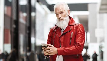 Adio Moș Crăciun cu burtă! Fashion Santa e Moșul pe care îl așteaptă mai mult mămicile decât copiii