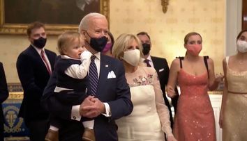 Joe Biden a dansat cu nepotul în brațe la concertul de inaugurare. Micuțul Beau a furat toate privirile