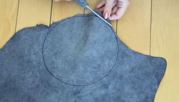 A taiat mai multe bucati de material intr-o forma circulara. Rezultatul final, un accesoriu spectaculos - VIDEO