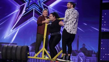 Românii au talent, sezonul 9: Adriana Geamănu, cea mai puternică femeie din România, i-a luat pe sus pe Smiley și Bartoș