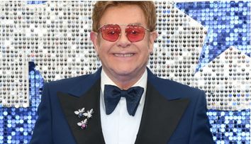 Elton John, despre prima experiență amoroasă: ”Aveam 23 de ani și managerul a rupt hainele de pe mine”