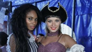 Diana Dumitrescu are rol de sirena, iar Laurette e atacata de pelicani, la Serviti, va rog