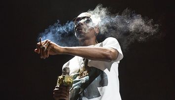 Are noroc că nu a fost arestat. Ce cadou “ilegal” a primit Snoop Dogg de ziua lui