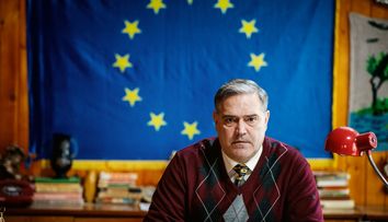 În această seară, primarul din Fierbinți e supărat că toată lumea a uitat de ziua lui: „Până diseară trebuie să-mi faceți un cadou, dacă vreți să vă iert!”