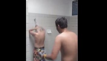 Este cea mai buna farsa pe care ai vazut-o vreodata. Ce se intampla cand incerci sa te speli pe cap, iar colegii au chef de glume. Un clip de 21 de milioane de afisari