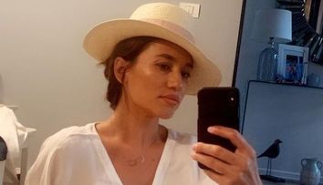Claudia Pătrașcanu și-a scos pantofii la vânzare pe internet! Câți bani cere pentru încălțăminte