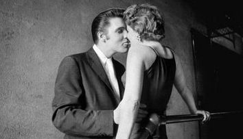 Afla cine este fata cu care se saruta Elvis Presley in celebra fotografie 