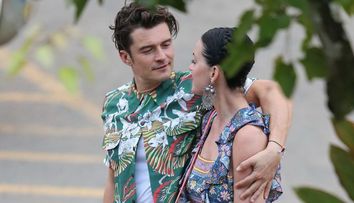 Nu isi poate dezlipi mainile de pe ea. Orlando Bloom, pur si simplu hipnotizat de noua iubita, Katy Perry