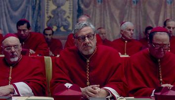 Filmul Conclav, disponibil online, ne deschide larg porțile către o lume altfel refuzată: cea a alegerii unui Papă, cu ritualul și luptele de putere