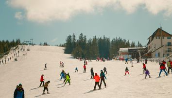 Cât costă o vacanță la schi în ianuarie 2026 în stațiunile montane din România. Cele mai aglomerate destinații