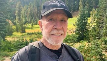 Care ar fi fost cauza morții lui Chuck Norris. Legendarul actor, care abia împlinise 86 de ani, a ajuns de urgență la spital, în timpul vacanței din Hawaii: „A plecat împăcat”