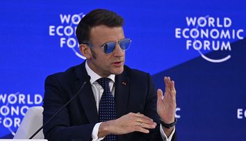 Motivul pentru care Emmanuel Macron apare cu ochelari de soare în public! Președintele suferă de o problemă foarte inestetică: ”Ochiul tigrului”. Cum arată fără