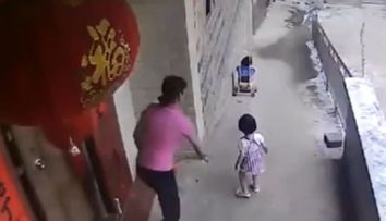 A lasat bebelusul in grija surorii lui, iar fetita a dat drumul caruciorului. Imaginile care dau fiori oricarui parinte