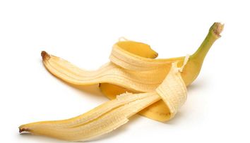 Cum sa iti albesti dintii folosind coaja de banana. Metoda care a devenit un trend pe internet