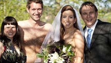 Tineri si nonconformisti: S-au casatorit in pielea goala!