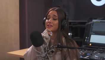 Ariana Grande, criză de plâns în direct, după ce și-a amintit de victimele atentatului din Manchester