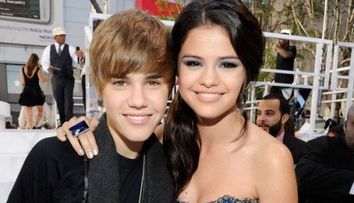 Fanii nu credeau ca o sa-i mai vada asa vreodata. Justin Bieber si Selena Gomez s-au lasat fotografiati impreuna, aproape dezbracati
