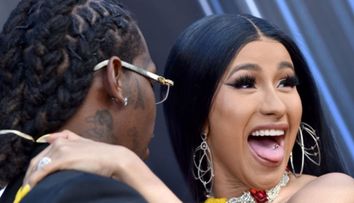 Cardi B, la cumpărături în halat de baie. Cântăreața și-a făcut părul curcubeu