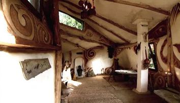 Casa de poveste construita de un roman cu doar 5.000 de euro. A folosit tehnologie din epoca de piatra