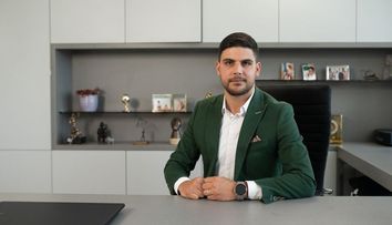 Șef sub acoperire, 24 octombrie 2024 - Florin și Octavian Madar, tată și fiu, se ocupă de afacerea familiei - compania de distribuție TEMAD, fondată acum 30 de ani. Până să lucreze pentru tatăl său, fiul Octavian a trecut prin multe: 