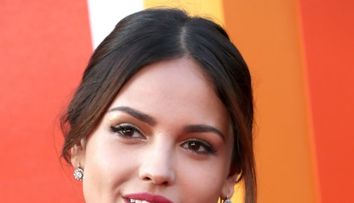 Noua satena fatala de la Hollywood. Eiza Gonzalez, cu un decolteu abisal la premiera filmului 