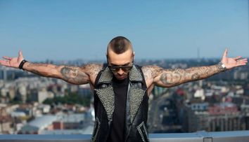 Musculos si plin de tatuaje, Alex Velea arata cum se antreneaza la sala. Ce miscari periculoase a invatat sa faca