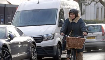 Nici cei mai fideli fani nu au recunoscut-o! Cum au surprins-o paparazzii pe una dintre cele mai mari actrițe din toate timpurile, celebră pentru stilul excentric de pe covorul roșu și rolurile versatile
