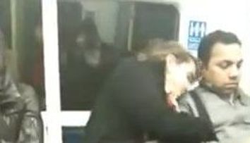 O femeie obosita se culca pe umarul vecinului din metrou. Mai amuzant e cum reactioneaza cand se trezeste: VIDEO