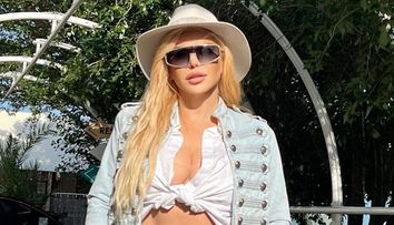 Loredana Groza, aparție interzisă minorilor la plajă. Cum arată costumul de baie cu slip practic inexistent