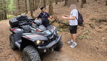 Tânăr plecat singur în drumeţie către Vârful Postăvaru, alergat de urs. Cum a scăpat nevătămat