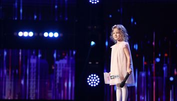 Românii au talent 2021: Anastasia Ursu a topit inimile juraților cu un recital de poezie emoționant