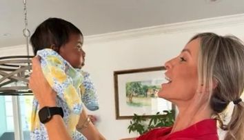 A născut, din greșeală, copilul altui cuplu. Cum au reacționat ea și soțul ei când au văzut că bebelușul nu e ”caucazian”