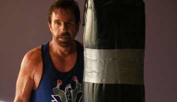 Chuck Norris, omagiat pe VOYO. Cele mai apreciate filme cu regretatul actor