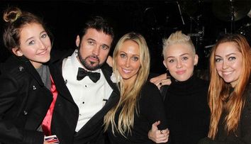 In umbra celebrei si controversatei Miley Cyrus. Fa cunostinta si Brandi si Noah, surorile la fel de blonde si de dragute ale artistei