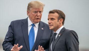 Ce i-a șoptit Donald Trump lui Emmanuel Macron înainte de întâlnirea multilaterală. Un microfon deschis l-a dat de gol: „Oricât de nebunesc ar părea...”