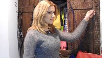Mare fan al targurilor de vechituri din Bucuresti, prezentatoarea Stirilor Noptii de la ProTV, Amalia Enache, are o poarta in loc de cuier
