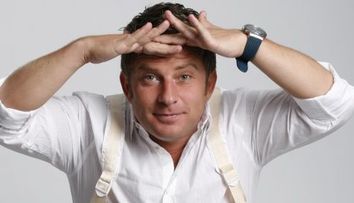 Pavel Bartos, surprins cu o tanara care nu este sotia lui. Cine este misterioasa domnisoara pe care sexy-prezentatorul o imbratiseaza cu foc