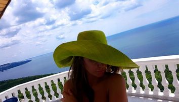 Anna Lesko s-a lasat filmata la plaja. Cantareata si-a impresionat fanii cand a aparut intr-o pereche de bikini