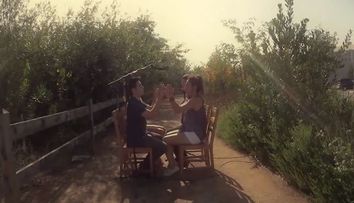 Patru adolescenti au ajuns celebri pe internet. S-au asezat pe scaune, iar ce se intampla in secunda urmatoare e uimitor