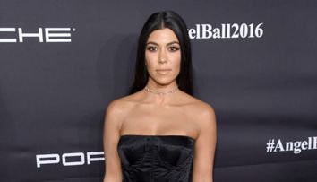 Kourtney Kardashian a incercat in zadar sa traga de bluza in prezenta fiului sau. Cum a fost surprisa