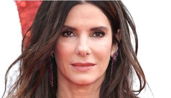 Sandra Bullock, apariție rară, într-o rochie mini, alături de iubitul ei