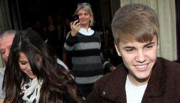 Selena si Justin Bieber se tin de trasnai! Uite cat de fistichiu s-au imbracat: