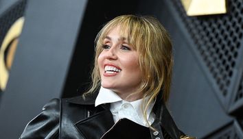 Miley Cyrus se transformă din nou în Hannah Montana. Cum apare cântăreața într-un show aniversar care marchează 20 de ani de la lansarea celebrului serial