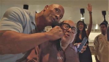 VIDEO Dwayne Johnson a dat buzna la o nuntă și a cântat pentru miri și invitați. Cum a reacționat mireasa