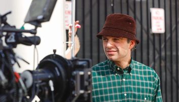 Sebastian Stan, transformare dramatică de look. Cum a fost surprins pe platourile de filmare