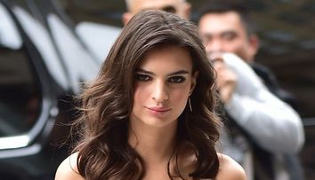 Are un trup perfect si cel mai frumos bust natural. Vezi cum s-a fotografiat Emily Ratajkowski la plaja