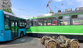 Imaginile video ale coliziunii dintre un tramvai și un autobuz STB în București
